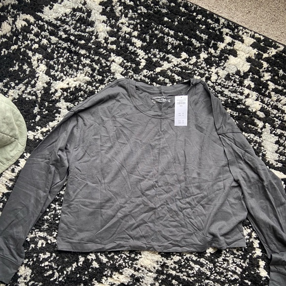 Abercrombie & Fitch Tops - Cropped boyfriend tee